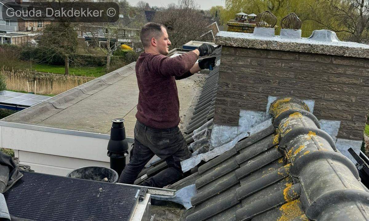 Dakdekker Gouda aan het werk